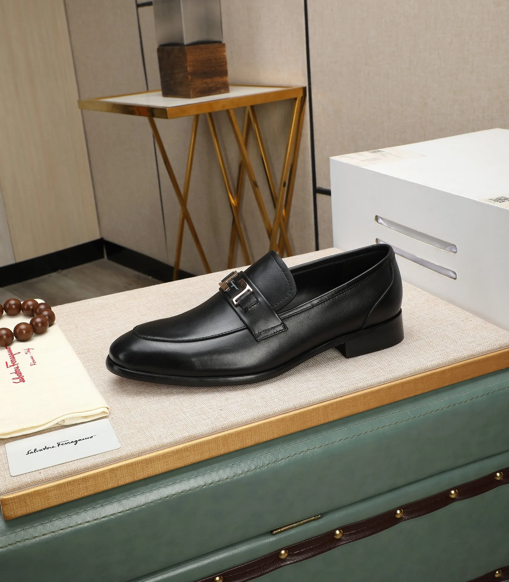 Men's shoes 💰540📛📛(water-dyed cowhide) Salvatore Ferragamo high-end (Salvatore Ferragamo) is the world's top luxury footwear brand. It comes from the fashion kingdom of Italy and is famous all over the world for its traditional handmade design and novel styles...🚶🏻🚶🏻New suit shoes are available simultaneously at the counter. This model is purely handmade. The fabric is imported from Italy's original first-layer cowhide. Soft water-dyed cowhide lining. Original authentic outsole🌀🌀Size: 38➖44 (45 customized)